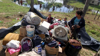 suman 1300 los evacuados en chaco por la crecida del parana suman 1300 los evacuados en chaco por la crecida del parana