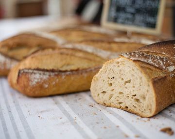 El truco para que el pan duro parezca recién salido del horno
