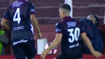 La imagen es clara: la pelota da en la mano del jugador de Lanús La imagen es clara: la pelota da en la mano del jugador de Lanús