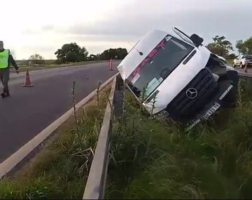 Una combi despistó en una curva y volcó sobre la Ruta 12 con 20 pasajeros a bordo