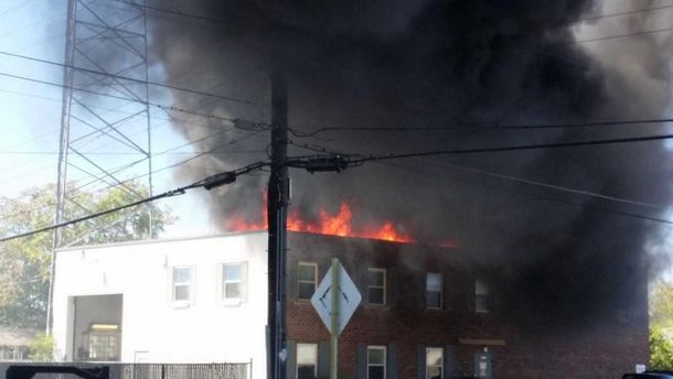 Intentaban cremar el cuerpo de un hombre de 250 kg y se incendió el edificio
