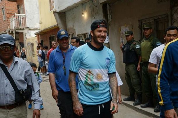 Beckham vino de sorpresa a la Argentina y jugó al fútbol en la villa 1-11-14