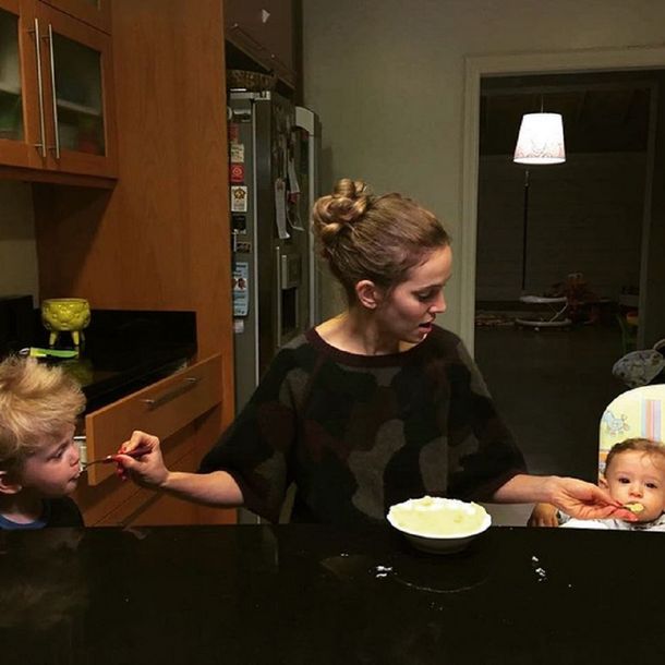 Luisana Lopilato y le da de comer a sus dos hijos a la vez.