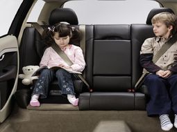 Pocos padres instalan bien las sillas para niños en los autos