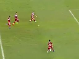 Aunque no se pueda creer, esta jugada no terminó en gol Aunque no se pueda creer, esta jugada no terminó en gol