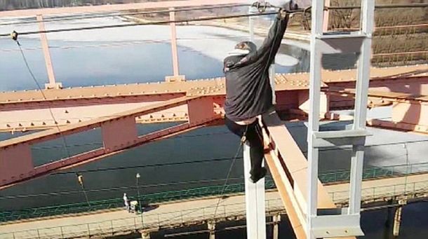 Un chico de 14 años cae electrocutado desde un puente