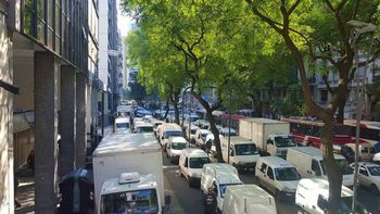 fleteros acampan frente al ministerio de trabajo por un conflicto con camioneros fleteros acampan frente al ministerio de trabajo por un conflicto con camioneros