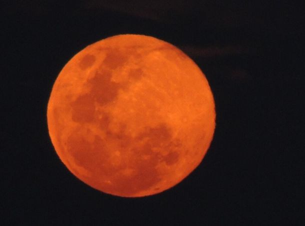 El espectáculo del eclipse total: la luna se volvió roja esta madrugada