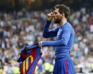 Messi ofrece su camiseta a los hinchas en el festejo
