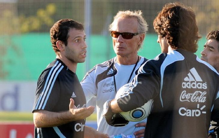 El preparador físico, junto a Mascherano y Maradona en una práctica de la Selección