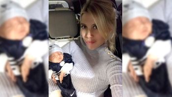 Wanda llevó a la cancha a Isabella. Wanda llevó a la cancha a Isabella.