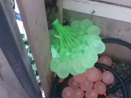 Puro ingenio: inflan 35 globos a la vez