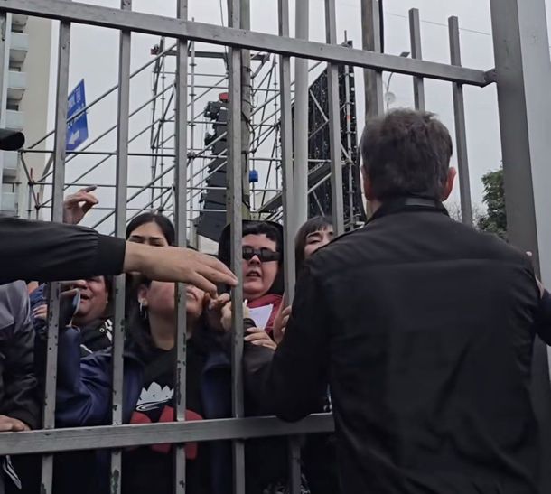 Despedida a Indio Solari: Axel Kicillof supervisó el operativo en el Polideportivo Gatica Despedida a Indio Solari: Axel Kicillof supervisó el operativo en el Polideportivo Gatica