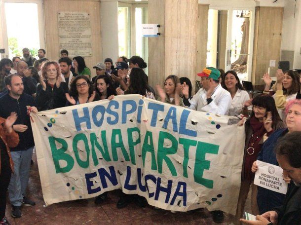 Protesta en el Hospital Bonaparte: denuncian faltante de medicamentos y cierre de servicios