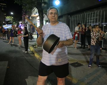 {altText(Cacerolazo contra la reforma previsional,#Cacerolazo es tendencia y los videos de la protesta colmaron Twitter)}