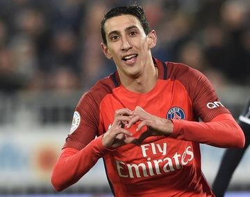 El festejo del Fideo tras su golazo de tiro libre ante Angers