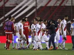 Los jugadores de River se retiran del estadio de Lanús
