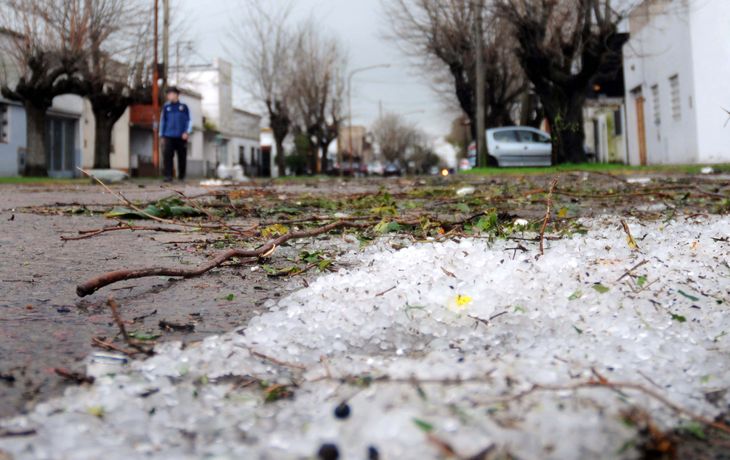 Violento temporal de granizo y viento en La Plata provocó graves destrozos