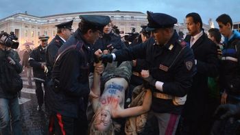 una mujer se desnudo en la plaza san pedro durante el conclave una mujer se desnudo en la plaza san pedro durante el conclave