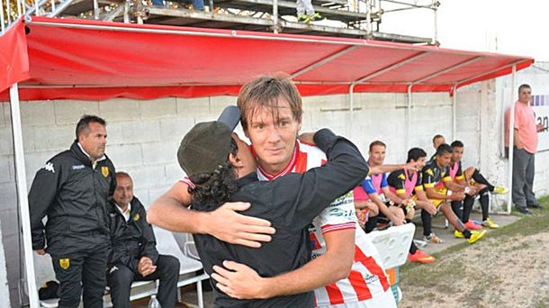 Había un desfibrilador en la cancha, pero los médicos no lo usaron