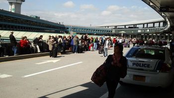 evacuaron aeropuerto de ny por dos paquetes sospechosos evacuaron aeropuerto de ny por dos paquetes sospechosos