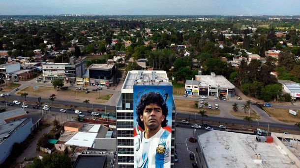 Verónica Ojeda contra el mural de Maradona en Canning