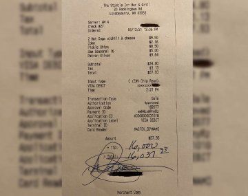 Comió panchos con papas fritas y dejó 16 mil dólares de propina