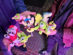 El éxito de tres treintañeros en una máquina de peluches que causa furor en las redes