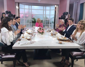 Cualquier espectador puede ser parte de la mesaza de Mirtha Legrand