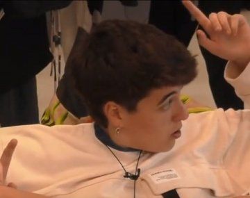 Le gritaron a Mora desde afuera de la casa y se cortó la transmisión en vivo