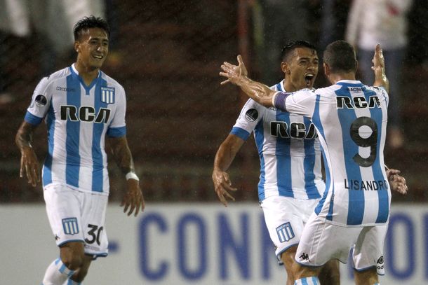 Pablo Cuadra celebra con Lisandro López y Santiago Rosales el gol de Racing