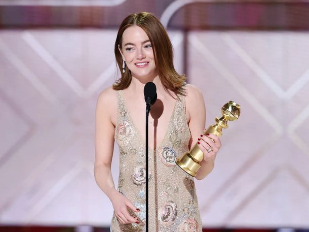 Emma Stone con su Golden Globe. Emma Stone con su Golden Globe.