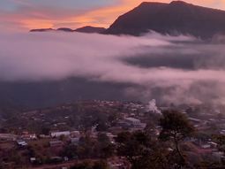 El pueblo entre las Yungas, que está rodeado de montañas, naturaleza y ríos