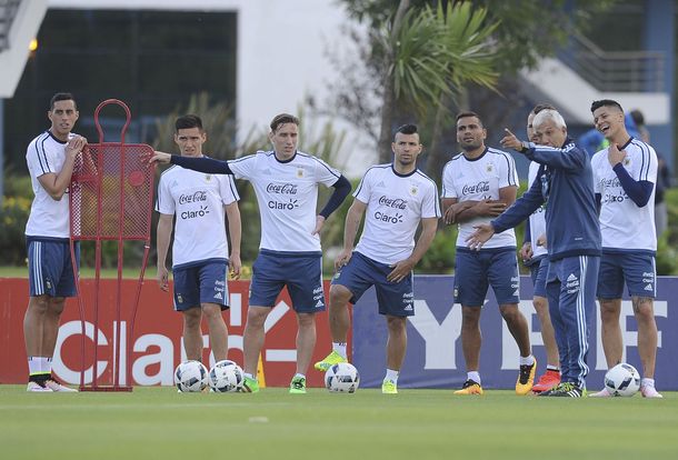 Argentina entrenó sin Messi y Martino evalúa a Musacchio