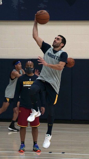Facundo Campazzo, feliz en la práctica de Denver Nuggets. Espera el debut en la NBA. Gentileza: @nuggets
