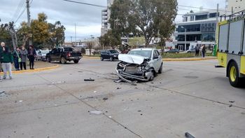 choque y vuelco en las puertas de un colegio: piden reductores y carteleria choque y vuelco en las puertas de un colegio: piden reductores y carteleria