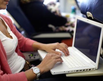 Prohíben el ingreso de dispositivos tecnológicos a vuelos de algunos países