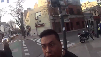 violenta agresion de un taxista a un ciclista: me miraste mal