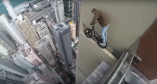 Hace pruebas con una bici en la cornisa de un edificio