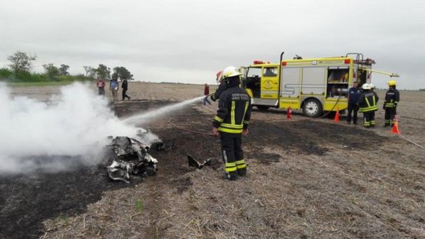 Una avioneta cayó en un campo en Santa Fe y murieron sus dos ocupantes