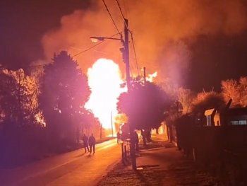 Incendio en Guillón destruyó un depósito: habrían tirado molotov