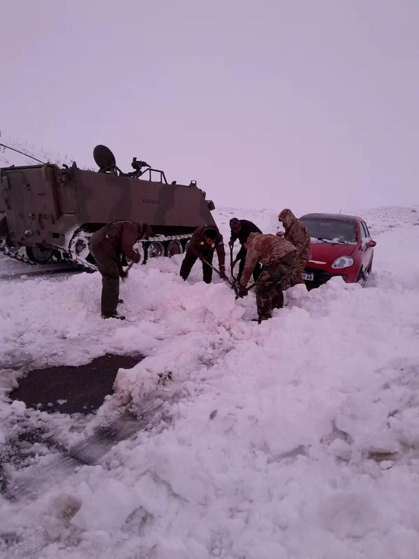 Personal del Ejército rescató a decenas de personas varadas.