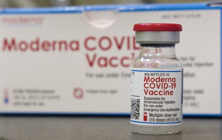 Por las nuevas cepas, Moderna advierte que se necesitarán tres dosis de su vacuna contra covid
