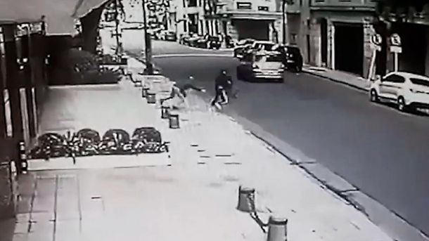 Recoleta: con el cuento del tío, le robaron una valija con 10 mil dólares a una anciana