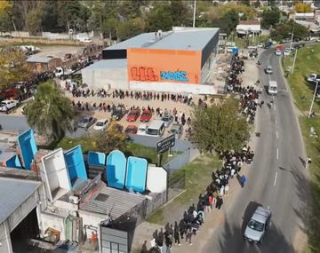 Desesperante: fila de diez cuadras por un trabajo en un frigorífico de Moreno