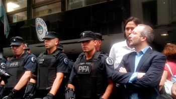 sabbatella, otra vez en la puerta de la afsca: no les importan las instituciones sabbatella, otra vez en la puerta de la afsca: no les importan las instituciones