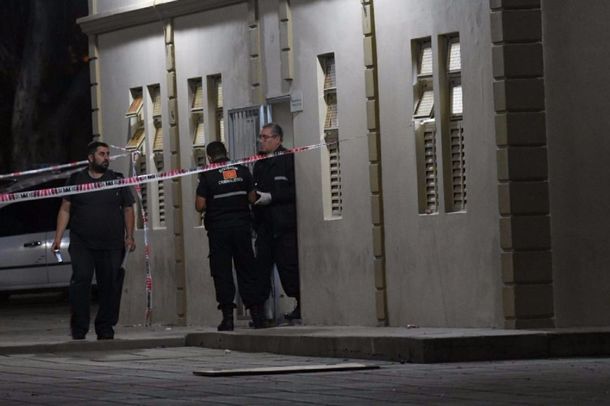 Hallaron muerto a un joven en el baño de una escuela en San Luis