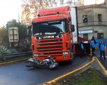 Accidente fatal entre un camión y una moto: un muerto y un herido