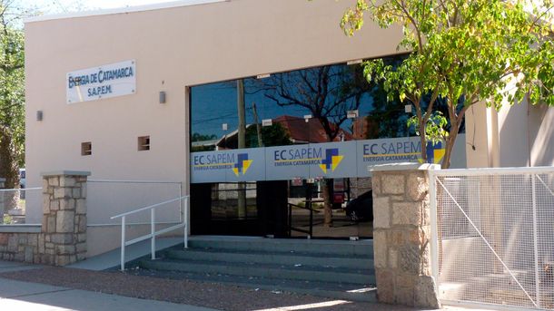 Denunció a su vecino por colgarse de la luz y lo atacaron a palazos