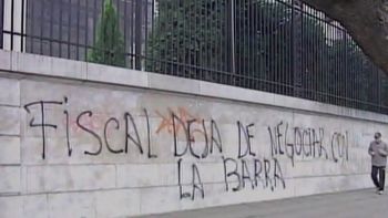 arde la interna de la 12: ahora una pintada contra un fiscal arde la interna de la 12: ahora una pintada contra un fiscal